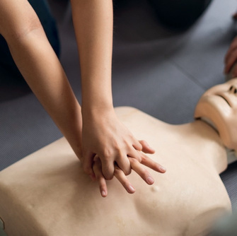 Démonstration de massage cardiaque sur mannequin de formation