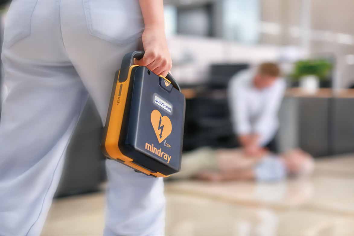 Une personne apporte un défibrillateur Mindray BeneHeart L1 lors d’une intervention